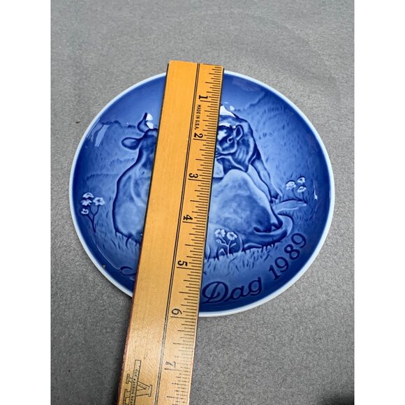 Bing & Grondahl Copenhagen Mothers Day Cow with Calf 1989 Plate 6" wide - Picture 7 of 10